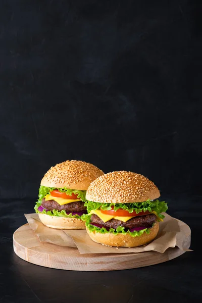Dua Burger Segar Buatan Sendiri Pada Roti Wijen Dengan Roti Stok Foto
