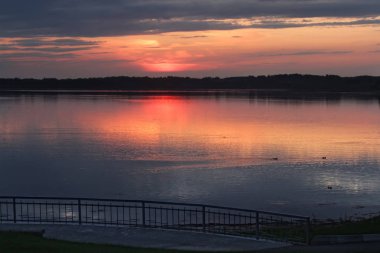 Beyaz Rusya göllerinde güzel, parlak gün batımları.