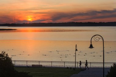 Beyaz Rusya göllerinde güzel, parlak gün batımları.