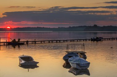 Beyaz Rusya göllerinde güzel, parlak gün batımları.