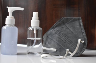 Dezenfektan şişesi maskesi gibi tıbbi ekipman gösterimi