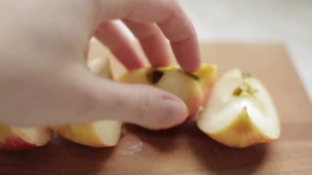 Żeńskie Dłonie Przestawiają Plasterki Jabłka Desce — Wideo stockowe