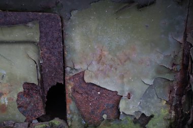 Eski yeşil metalde pas var. Korozyon ve yeşil metaldeki delikler. Tank zırhında delikler