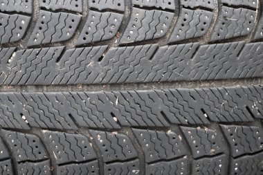 Eski bir lastiğin lastik izi. Eski bir lastik izinin makro görüntüsü