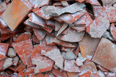 Kırık kırmızı kiremit dokusu. Bir sürü inşaat malzemesi kalıntısı var. Onarım