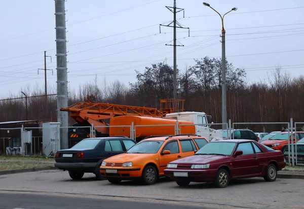 Parking Pomarańczowym Samochodem Parking Dla Pojazdów Specjalnych Samochodów Osobowych — Zdjęcie stockowe
