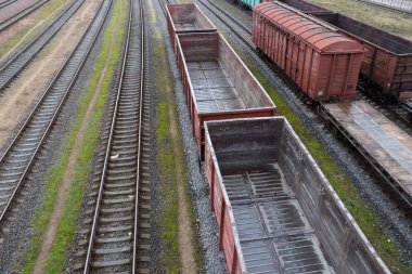 Raylarda boş demiryolu vagonu.