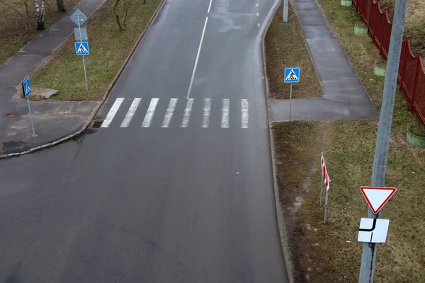 Straat Met Een Voetgangersoversteek Overstekende Wegen Voetgangers — Stockfoto