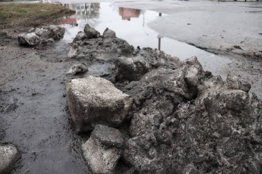 Sokakta eriyen kirli karların kalıntıları. Sokakta kar ve kir