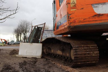 İnşaat alanında bir kazıcı. Turuncu kazıcı