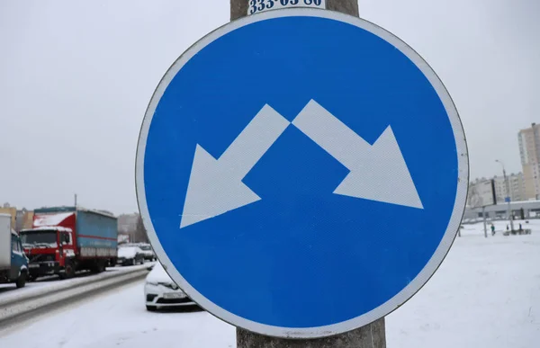 Wegwijzer Omweg Blauw Bord Met Twee Witte Pijlen — Stockfoto