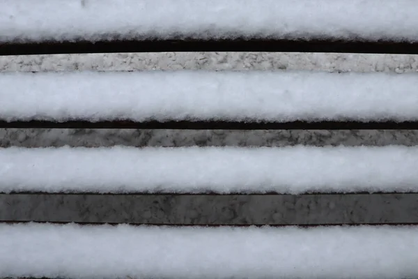 Снег Скамейке Четыре Слитка Магазина Покрытые Снегом — стоковое фото