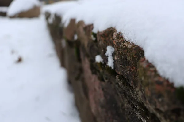 Hintergrund Eines Steinzauns Der Mit Schnee Bedeckt Ist Schöner Zaun — Stockfoto
