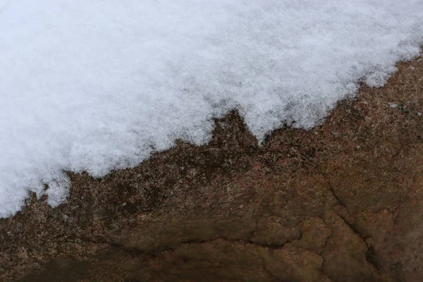 Die Textur Des Steins Schnee Darauf Hintergrund Aus Braunem Stein — Stockfoto