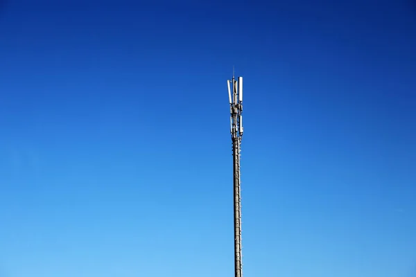 Mobilní Komunikační Věž Pozadí Modré Oblohy Technologický Pilíř Obloha Anténa — Stock fotografie