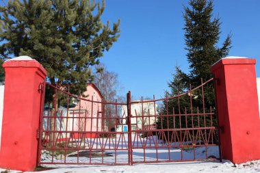 Eski demir kapı, kar ve gökyüzü. Kapalı kapı.