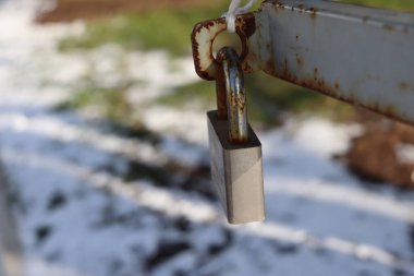 Paslı kilit. Kilit kapalı. Kapalı