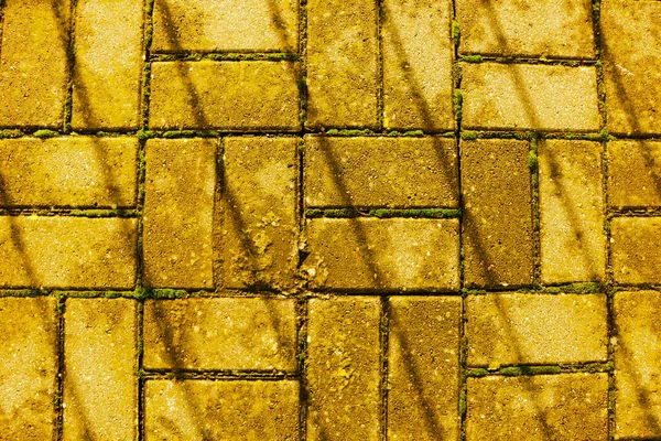 Hintergrund Von Gelber Farbe Mit Schatten Auf Pflasterplatten — Stockfoto