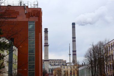 Çernobil 'deki endüstriyel borular ve binalar