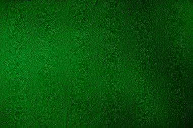 Koyu yeşil arka plan. Koyu yeşil renkte. Koyu yeşil buruşmuş kağıt ve doğal ışık. Rengi koyu renkli, buruşuk bir kağıdın parçası.