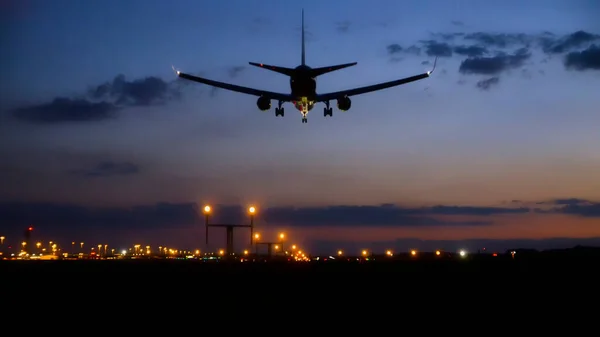 Avião Comercial Pouso Acima Iluminar Luzes Aproximação Pista Aeroporto Internacional — Fotografia de Stock