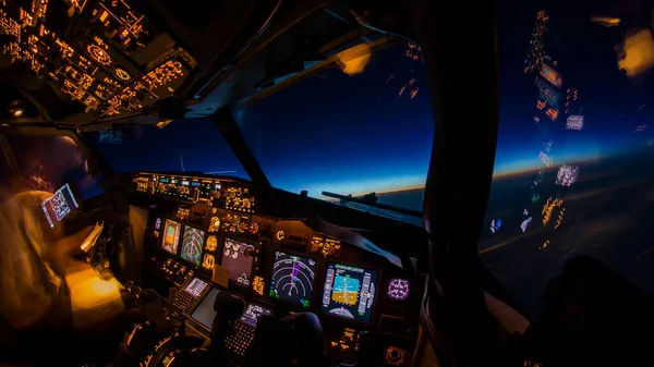 现代客机的飞行甲板和驾驶舱在黄昏时分飞行 黄昏时分 在美丽的 五彩斑斓的蓝天上巡航 — 图库照片
