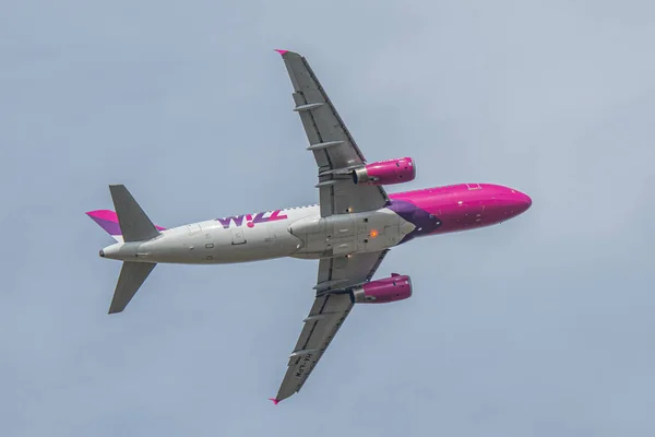 Bükreş, Romanya - 6 Mayıs 2020 Wizzair Airbus A320 antikolisyon feneri açıkken güzel doğal ışıkta kalkıyor. Coronavirüs salgını sırasında havayolları tıka basa dolu..