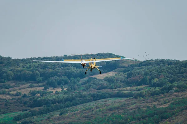 Letadlo Vlečný Kluzák Den Jasnou Oblohou Zelené Vegetační Kopce Před — Stock fotografie