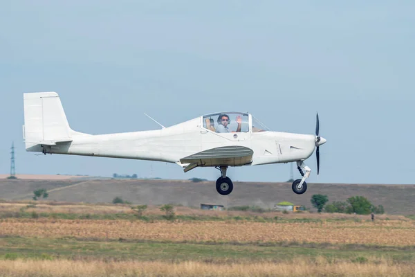 Petit Avion Hélice Aviation Générale Blanche Arrivant Terre Avec Une — Photo