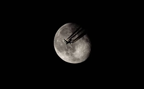Nowoczesne Linie Lotnicze Transportują Jumbo Jet Przez Księżyc Samolot Locie — Zdjęcie stockowe
