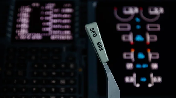 Modern sivil yolcu taşımacılık uçağının kokpitindeki düşük ekran, uçuş yönetimi bilgisayarı, kontrol ünitesi tırmalama pedi ve hız kolu ünitelerinin yüksek detaylı görüntüsü. Seçici odak