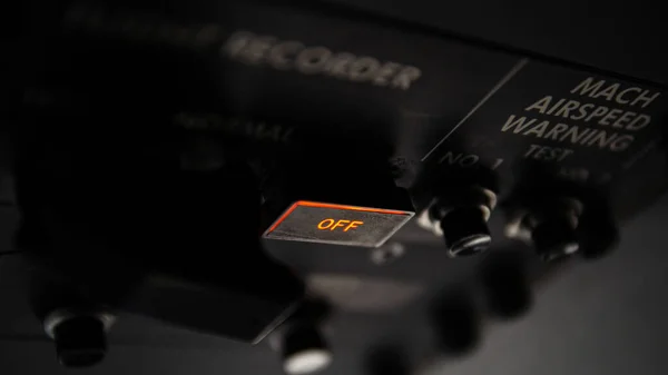 Uçuş veri kayıt panelinin detaylı görüntüsü ve büyük bir uçak kokpitinin üst panelindeki düğmeler ve anahtarlar. Modern ticari jet uçak uçuş güvertesinin güzel detayları ve seçici odak noktası kara kutu durum ışığı.