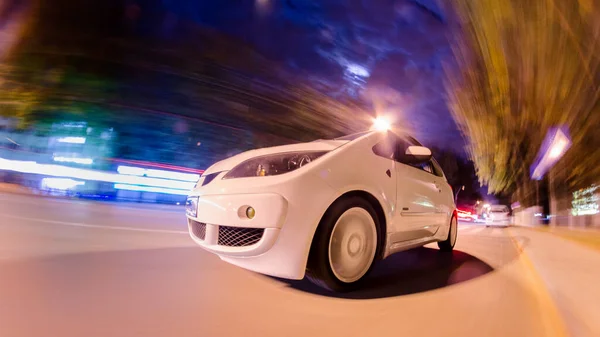 Iasi, Romanya - 13 Eylül 2014 Mitsubishi Colt Dolunay 'la dolu bir gecede uzun süreli maruz kalmanın yol açtığı hafif bir tünelden geçirilen ucuz spor araba