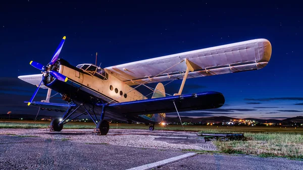 Velho Avião Clássico Vintage Pequeno Aeródromo Noite Com Céu Limpo — Fotografia de Stock