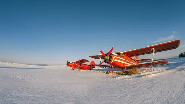 Старый Старинный Классический Самолет Заснеженном Аэродроме Заброшенный Биплан Летний Зимний Стоковое Изображение
