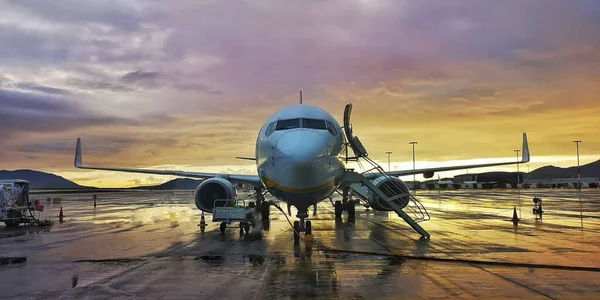 여객기는 터미널에 주차되어 아름다운 하늘을 배경으로 상업용 비행기 비행을 준비하는 — 스톡 사진