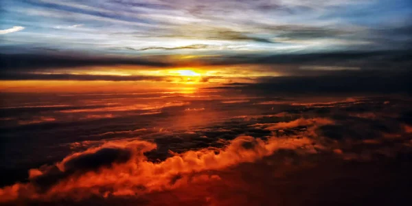 Vista Aérea Hermoso Amanecer Dramático Luz Jugando Entre Las Nubes — Foto de Stock