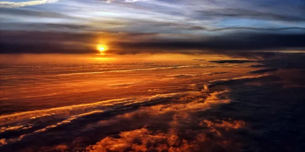 Dramatik ışıkta bulutlarla dolu güzel bir gün doğumu gökyüzü. Muhteşem bir sabahın havadan görünüşü