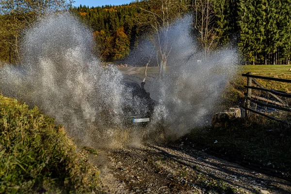 Offroad arabası nehri geçiyor.