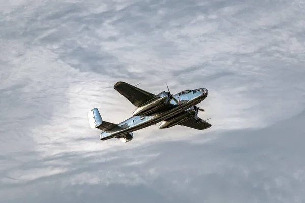 Avião Bombardeiro Vintage Com Paisagem Nublada Dramática — Fotografia de Stock