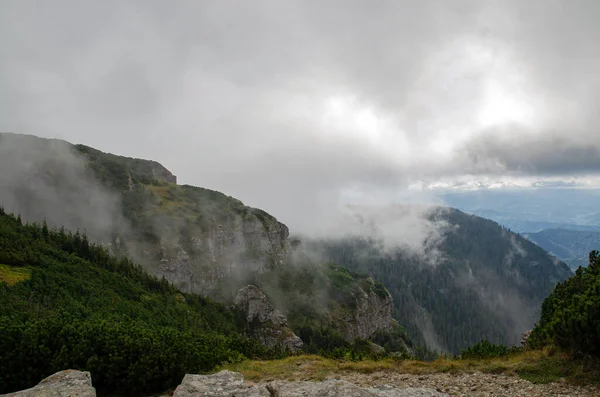 Bulutlu ve sisli dağ pelerini