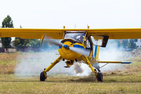 연기는 가동되는 동안노란 일반적 경비행기의 시스템에서 나온다 글라이더 견인에 사용되는 — 스톡 사진
