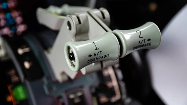Uçak içi taşıma, motor güç kontrol kolları. Seçici odaklı modern jet yolcu uçakları kokpiti