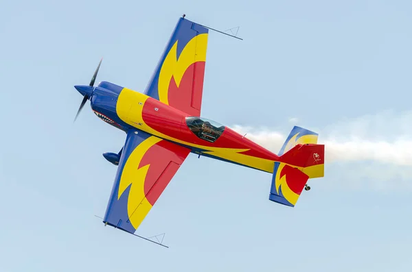 Bükreş, Romanya - 6 Haziran 2015: Duman izli dumanlı Duman Uçağı hava gösterisinde akrobatik uçuş gerçekleştirdi