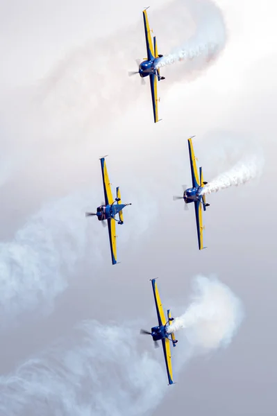 Hava gösterisi sahnesi, akrobatik takımla akrobasi gösterisi düzenliyor.