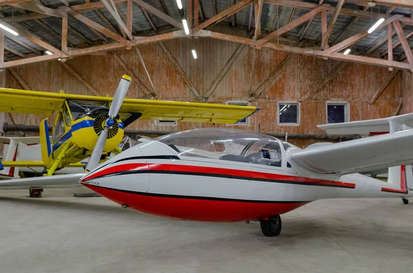 滑翔机和螺旋桨飞机的维修 修理和储存机库 小型机场的一般航空场景 — 图库照片
