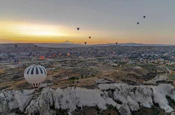 Heißluftballonfahrt Bei Sonnenaufgang Über Vulkanischen Schornsteinen Goreme Kappadokien Türkei Bunte — Stockfoto