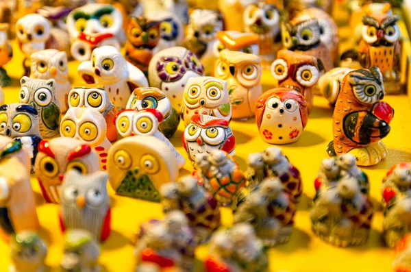 Noel pazarında el yapımı oyuncak baykuşlar satılıyor.