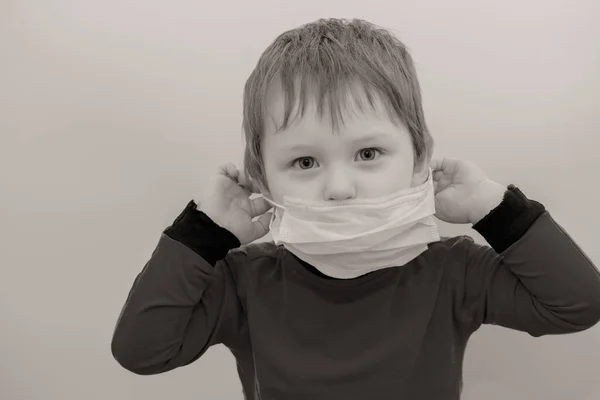 Маленький Ребенок Научился Носить Медицинскую Маску Самостоятельно Должен Защищен Пандемии — стоковое фото