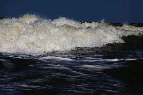 Высокая Волна Бегущая Берегу Моря — стоковое фото